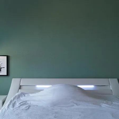 ホームステイ Budget Mit Balkon - Privatzimmer In - Netflix & Minibar Inklusive コブレンツ